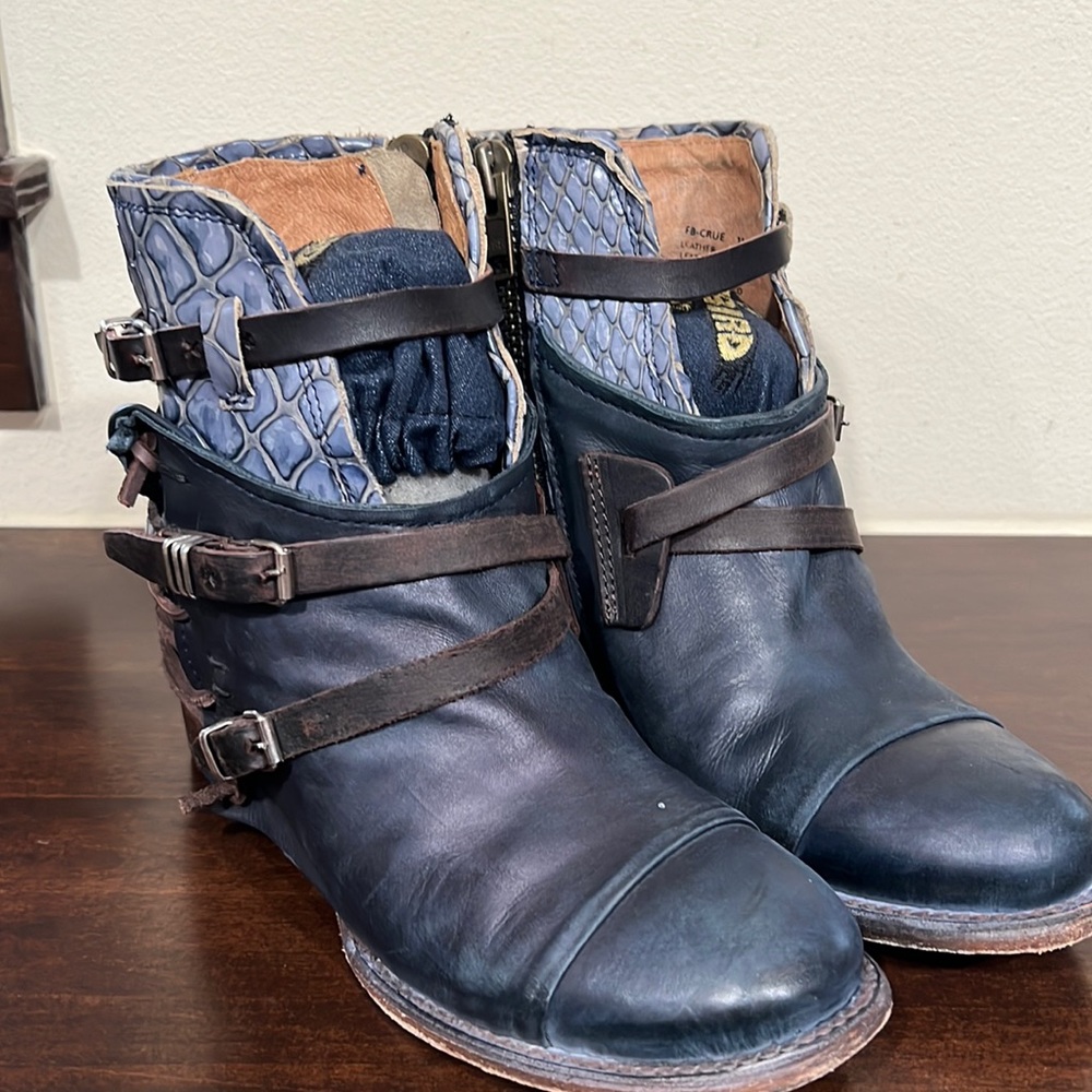Freebird 💙 Navy Crue booties sz 10